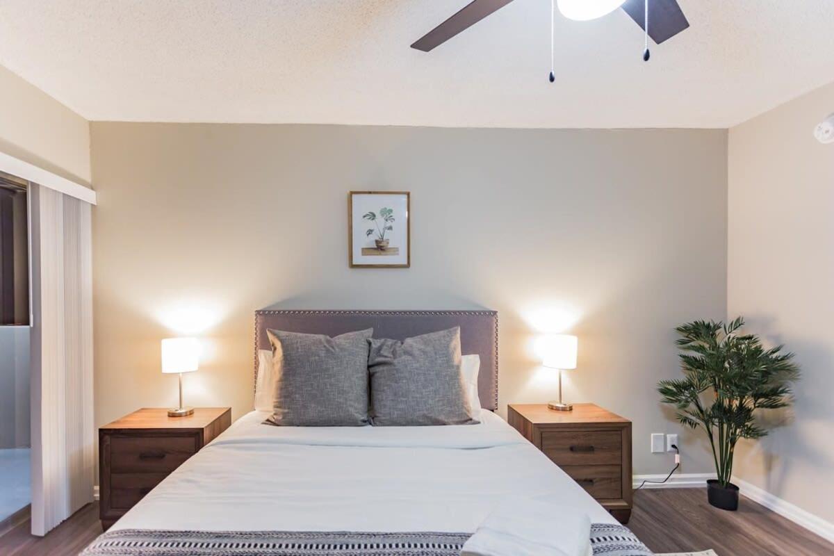 Cozy In Downtown High-rise Apartment