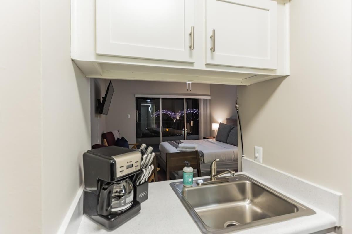 Cozy In Downtown High-rise Apartment