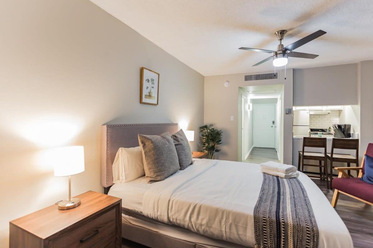 Cozy In Downtown High-rise Apartment